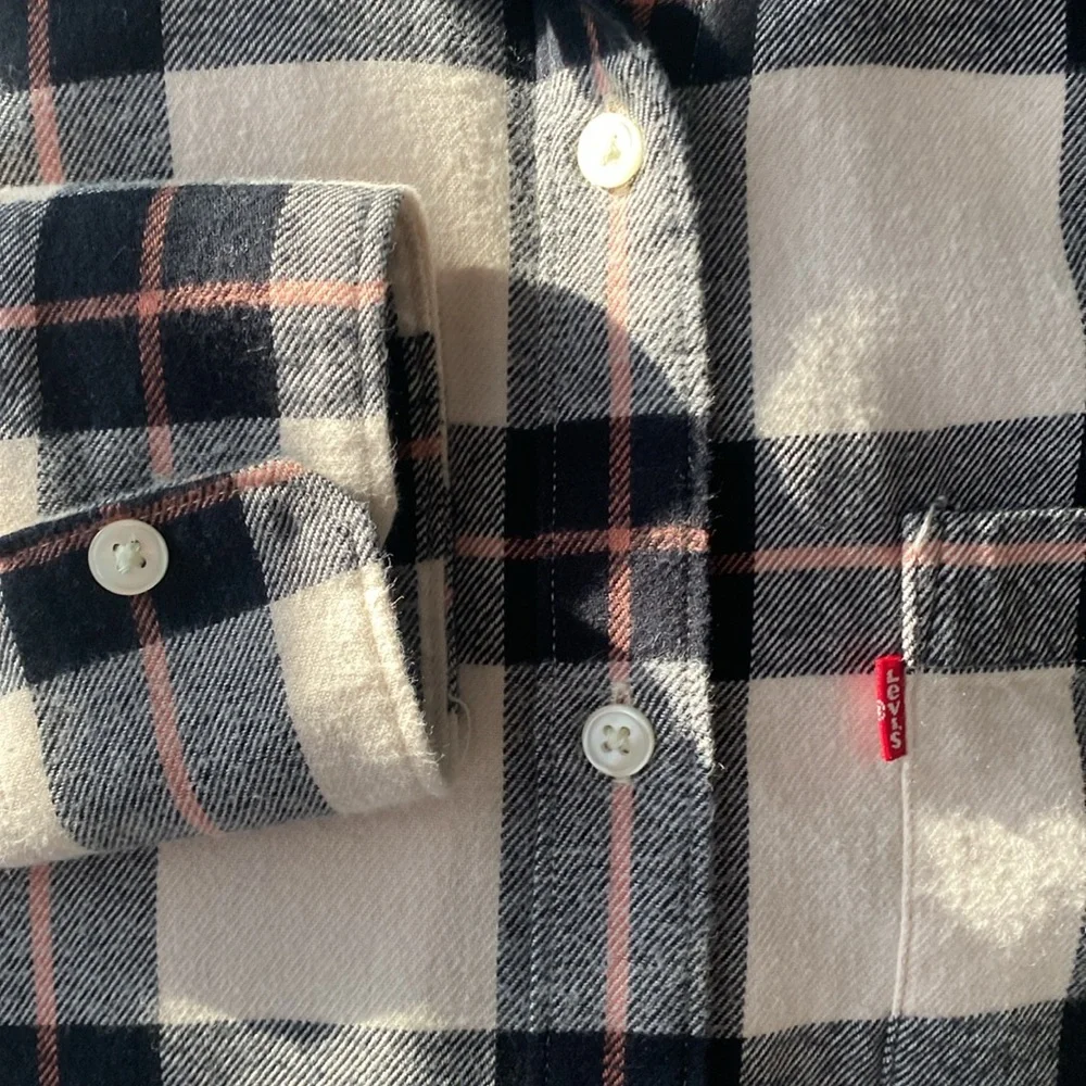 Levi’s Women’s Flannel Plaid  Shirt Size Large - Picture 4 of 8
